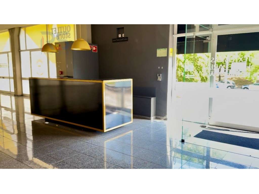 Loja de 4 frentes Porto Egas Moniz-22