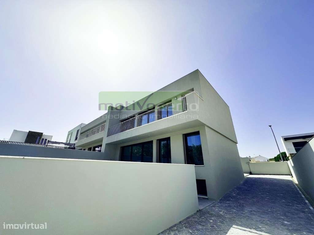 Moradia T3 Nova com Piscina e Garagem. Viva com Conforto em Leceia,...-26