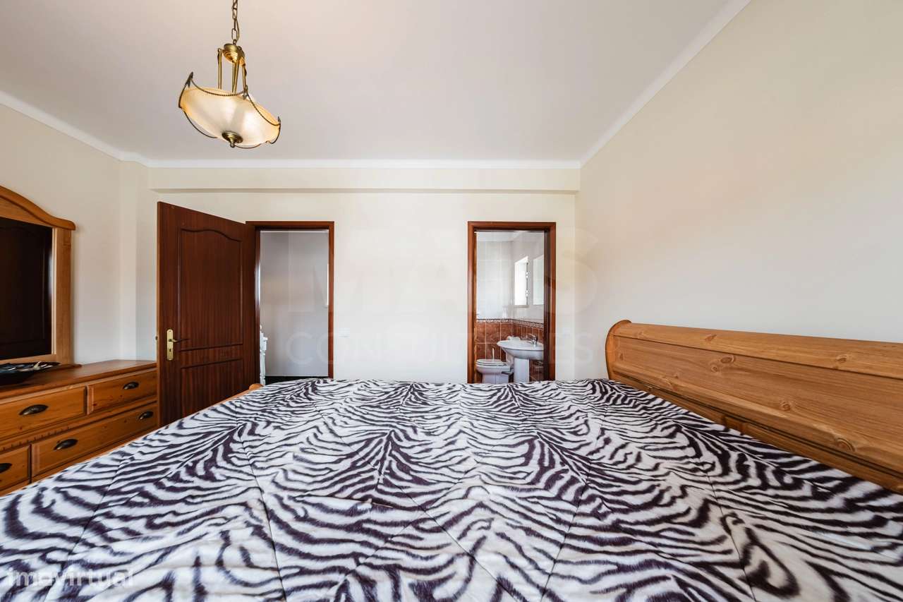 Moradia T4 com Charme em Olho Marinho | 260m² | Lote 734m²-39