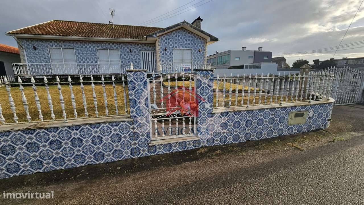 Moradia isolada T5 em bom estado com quintal e garagens - Grande imagem: 3/36