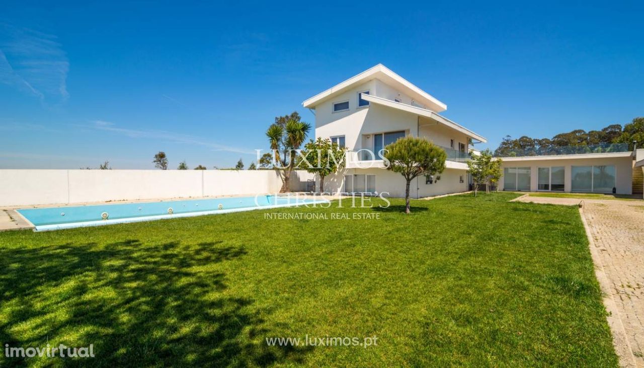 Venda de moradia de luxo com piscina, com vistas mar e rio, V. N. Gaia