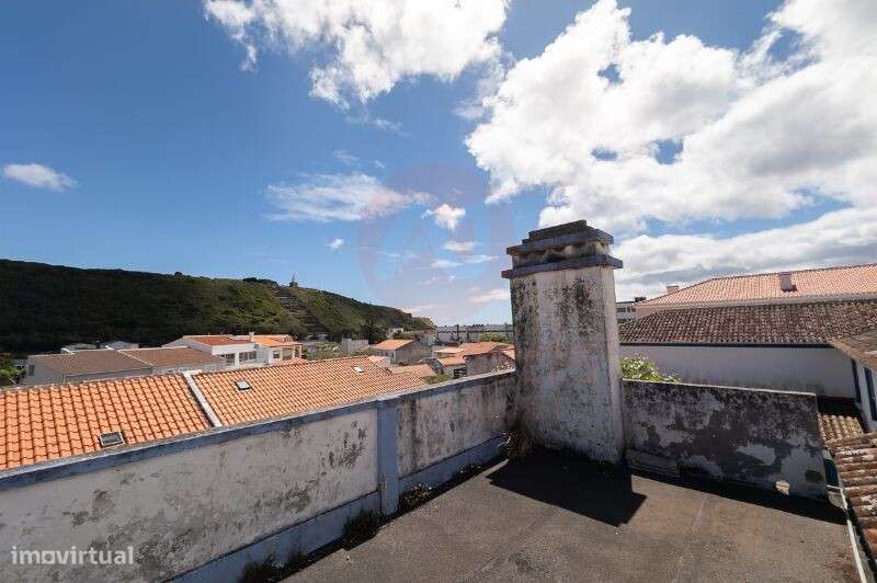 Moradia T3 com Quintal e Vista Panorâmica – A escassos passos da Baía-25