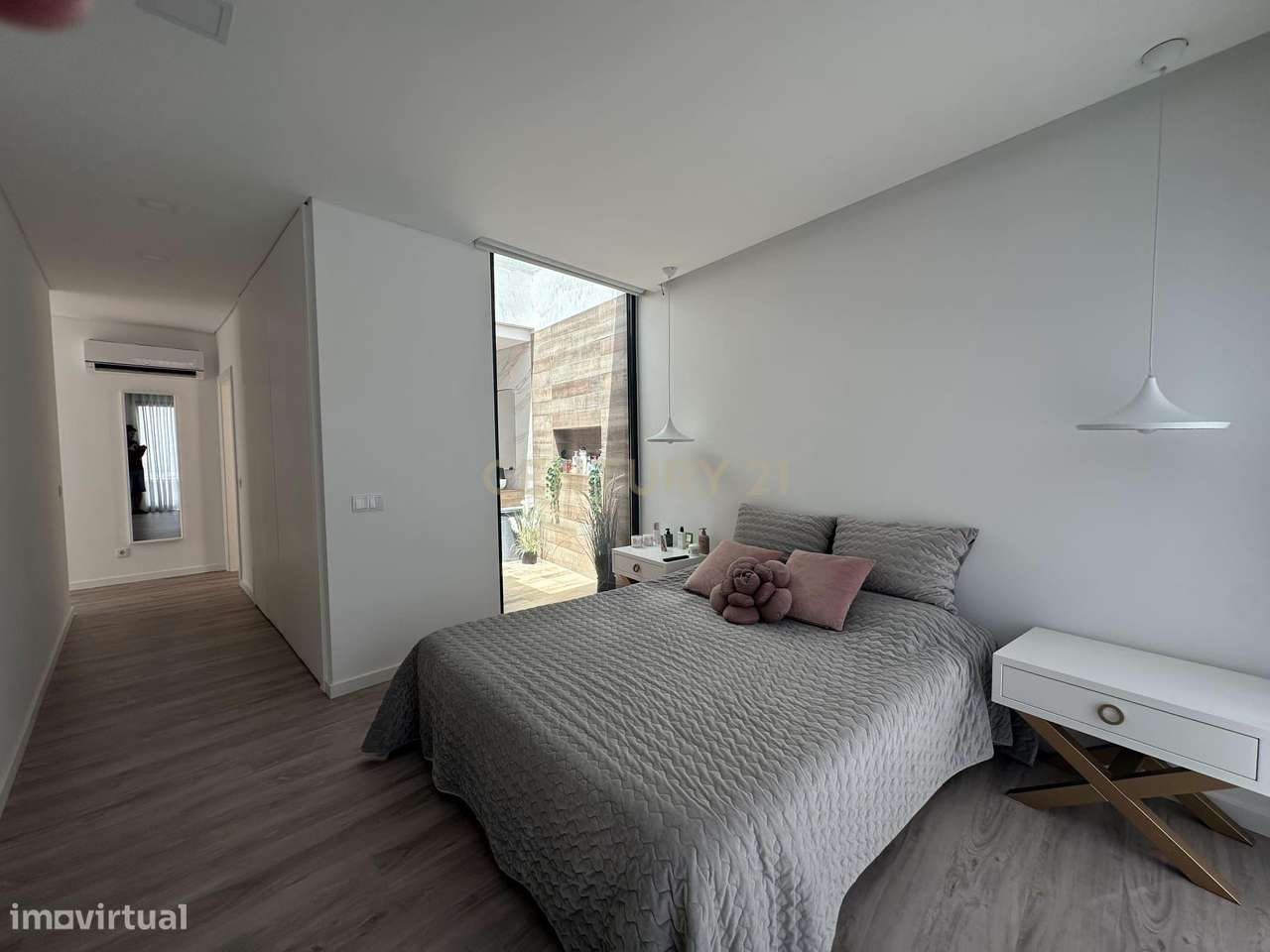 Moradia Térrea com Piscina aquecida e excelente jardim. Localizada em-27