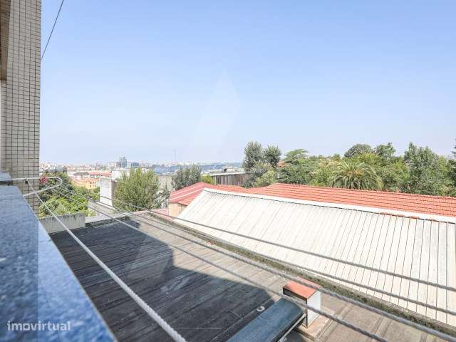 Apartamento T1+1 com arrumos e lugar de garagem em Mafamude!-25