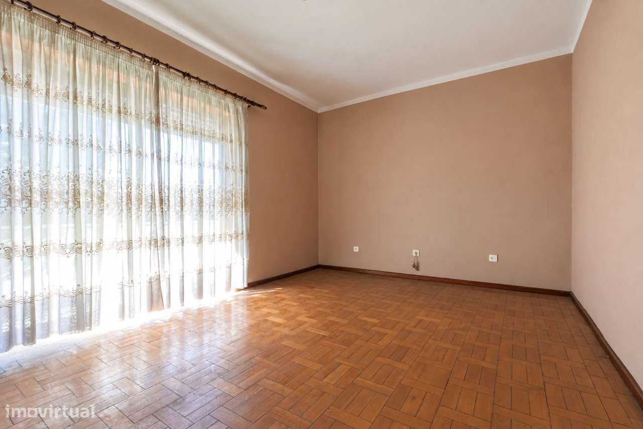 Moradia T3 com amplo terreno em Caldas das Taipas-12