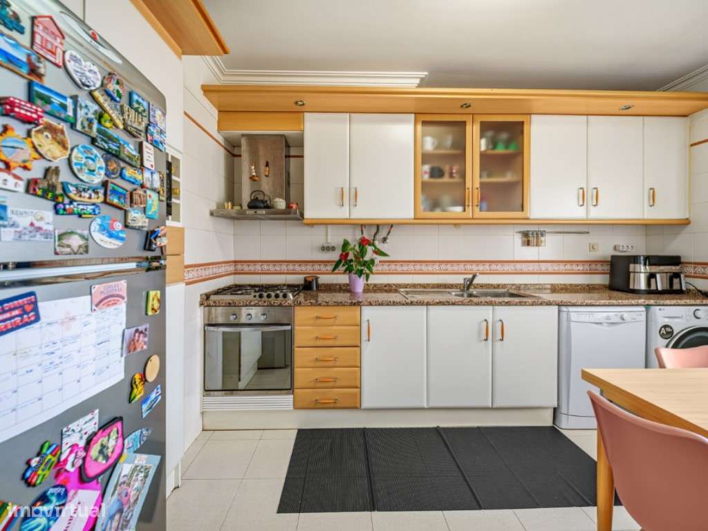 Apartamento T3 com Varanda e Garagem Box, na Quinta da Piedade-12