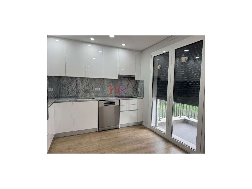 Vende-se Moradia de Arquitetura Moderna Geminada T3+1 com garagem. - Grande imagem: 4/48