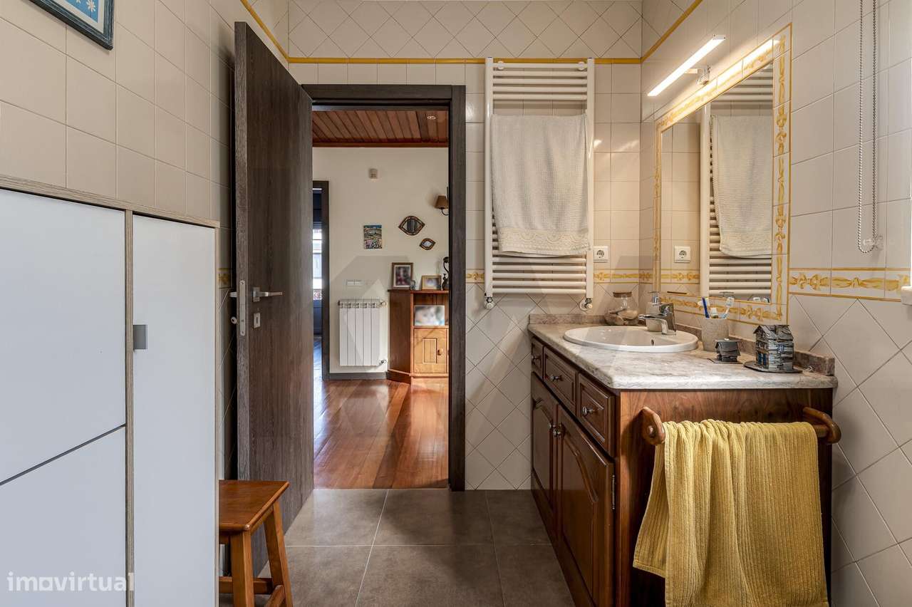 Moradia T4 Independente com Jardim – A 12 min a pé da Praia e 35 min d-38
