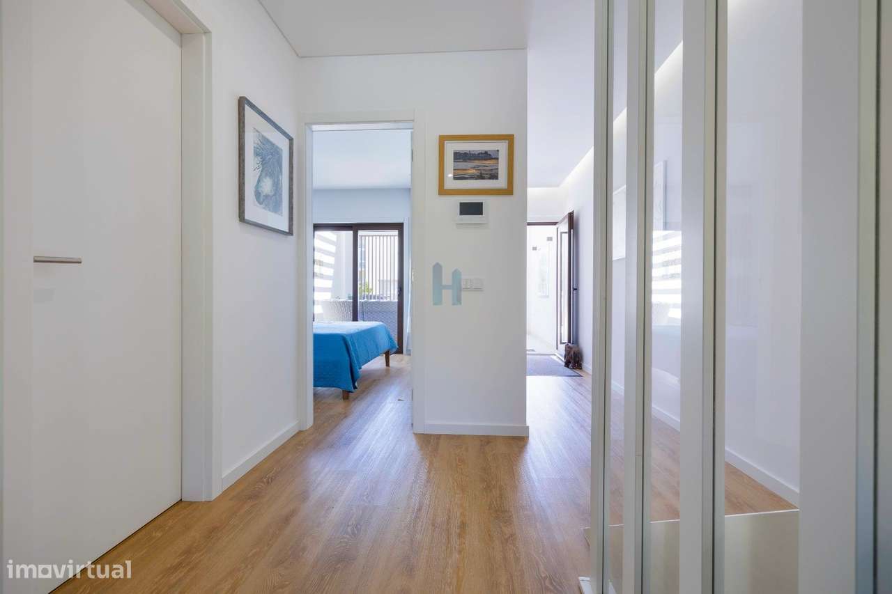 Moradia, semi-nova, com piscina e garagem-17