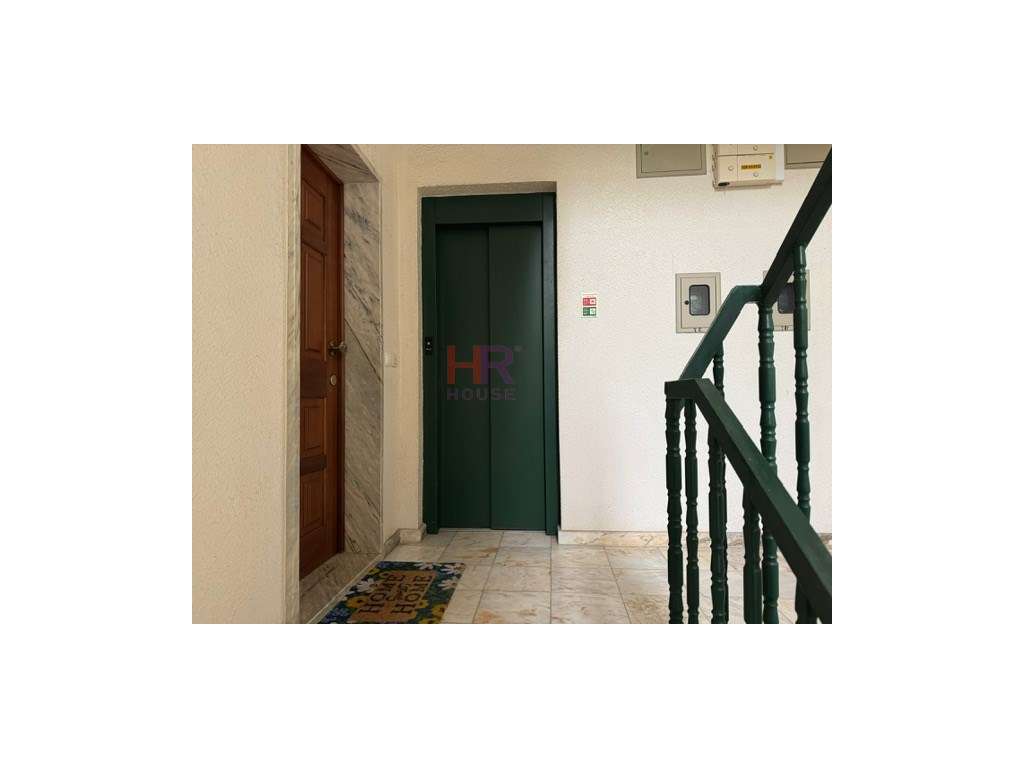 Vende-se T3 totalmente mobilado com três aparcamentos privativos.-26