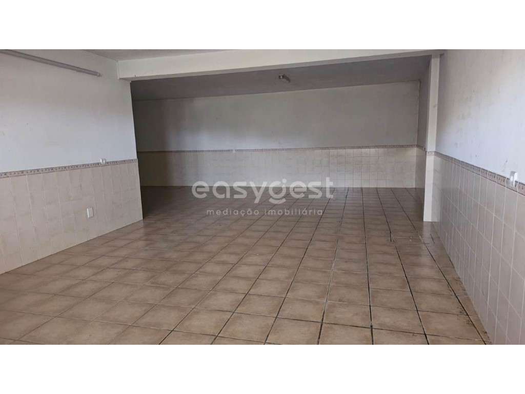 Moradia T4 em banda na Urbanização Quinta do Rei com logradouro - Grande imagem: 4/28