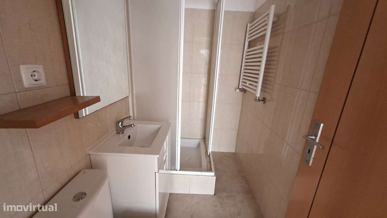 Apartamento T2 com 126m2, arrecadação e lugar  estacionamento Montijo.-8