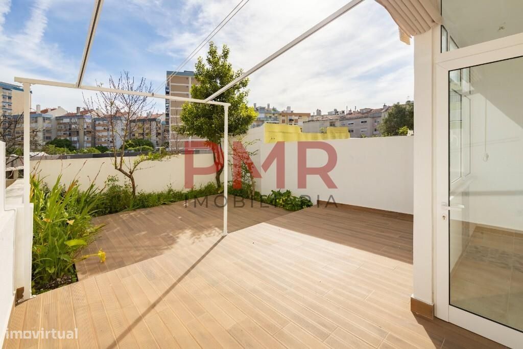 Apartamento T2 com terraço, remodelado, em Benfica