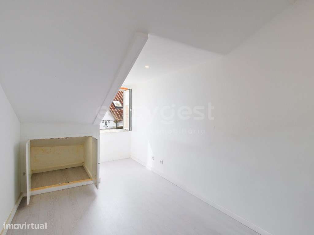 T2 remodelado no coração de Lisboa, entre o Bairro Alto e Santos-7