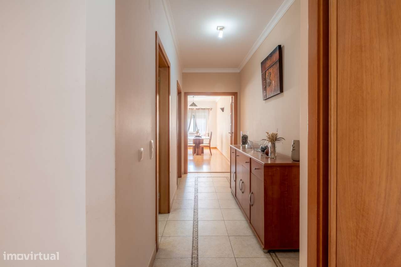 Apartamento de 2 Quartos em Lagos — Conforto, Localização e Potencial-5