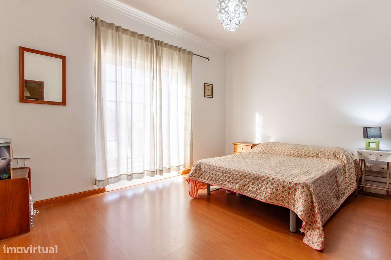 Quinta do Conde – Moradia Geminada de 4 assoalhadas c/ garagem-12