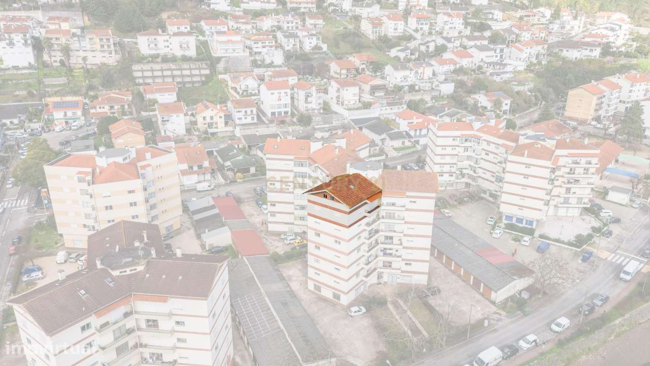 Venda | Apartamento T3 com Sótão e Garagem no Bairro de Santa Apolónia - Grande imagem: 2/25