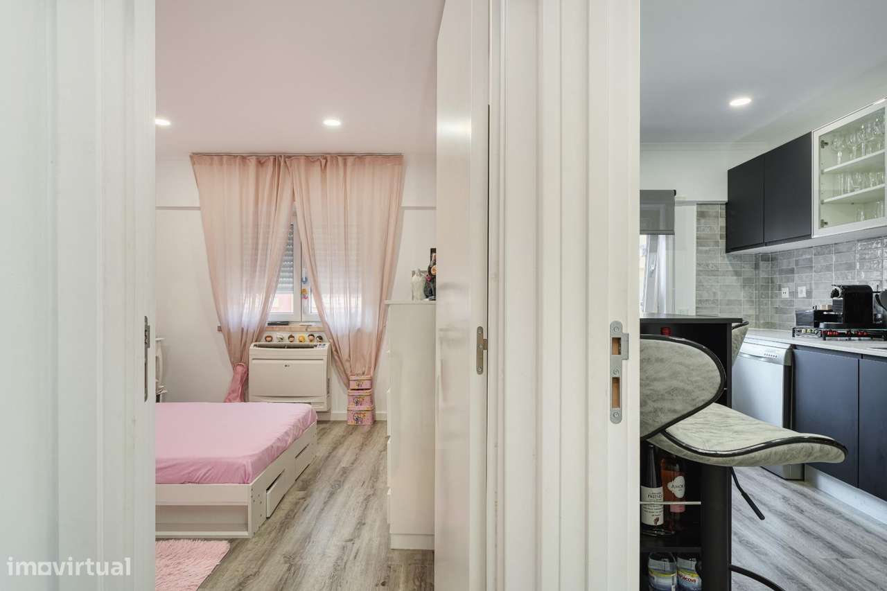 Apartamento T2+1 Totalmente Remodelado no Casal do Marco, Seixal-11