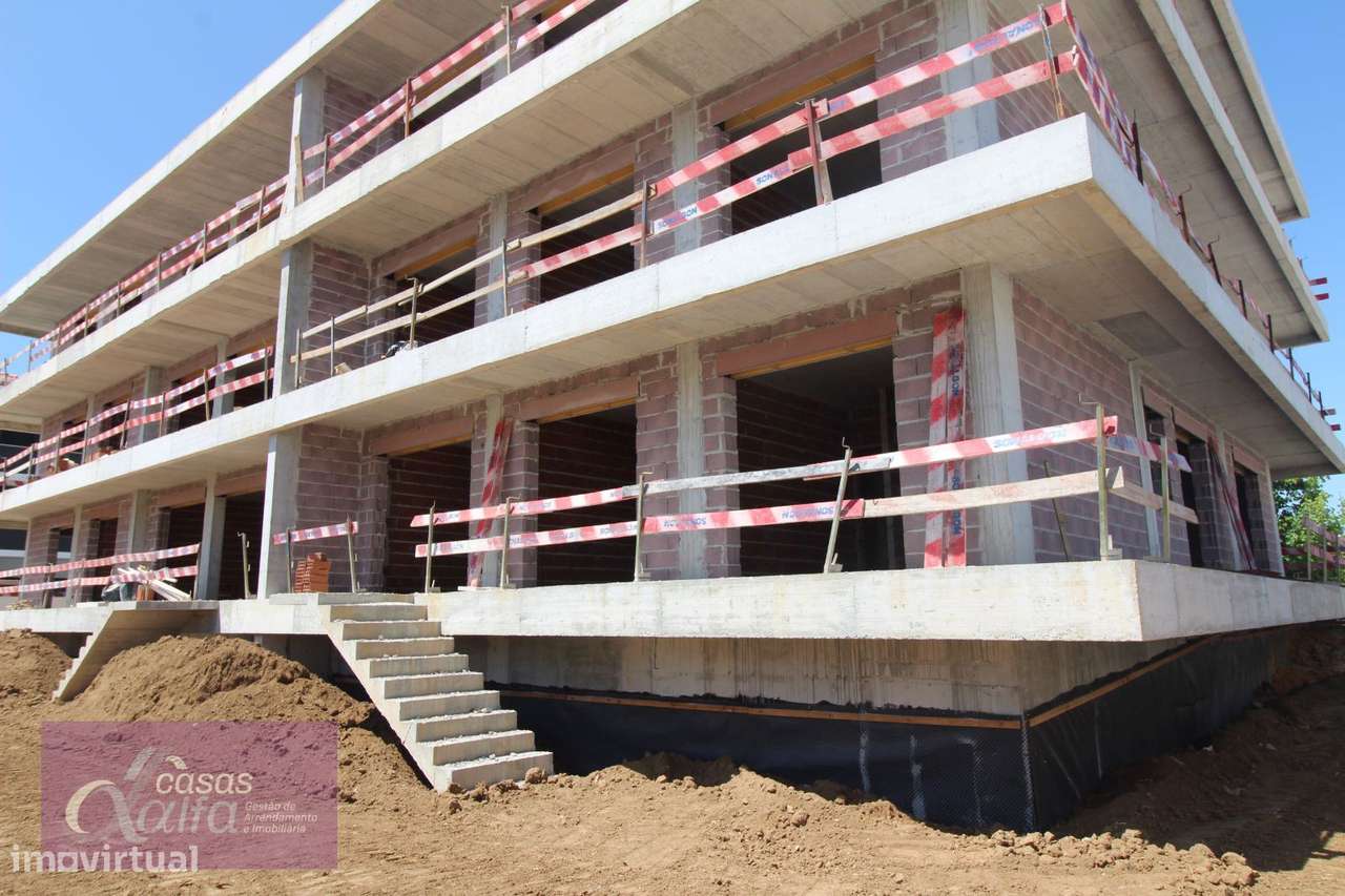 Apartamento T4 com terraço privativo em Parceiros-8