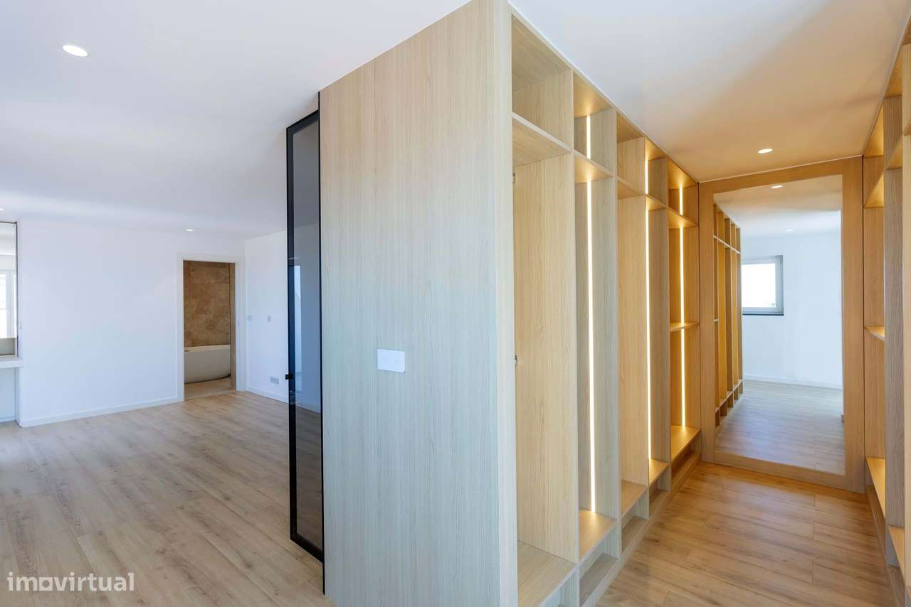 Moradia T6 com Piscina, Vista Mar e Terreno de 3.920 m² | Azoia, Sintr-26