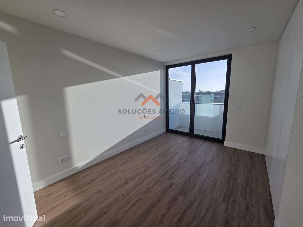 Moradia T4 a 1km das Glicinias!-17