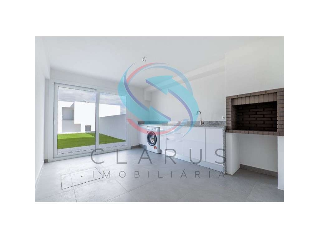 Moradia geminada à venda na Rua Infante Dom Henrique s/n-25