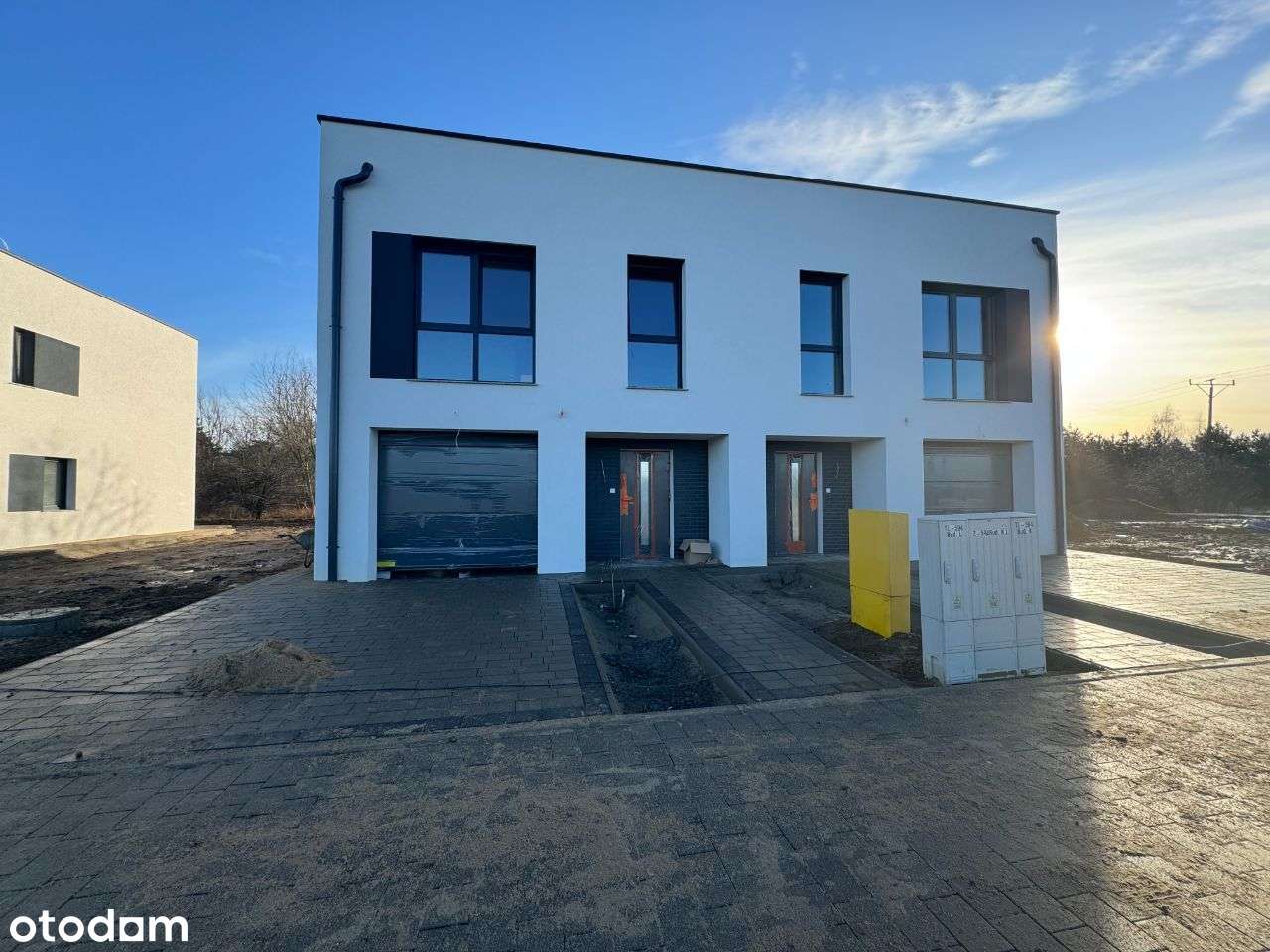 Nowoczesny dom z ogrodem w otoczeniu zieleni-8