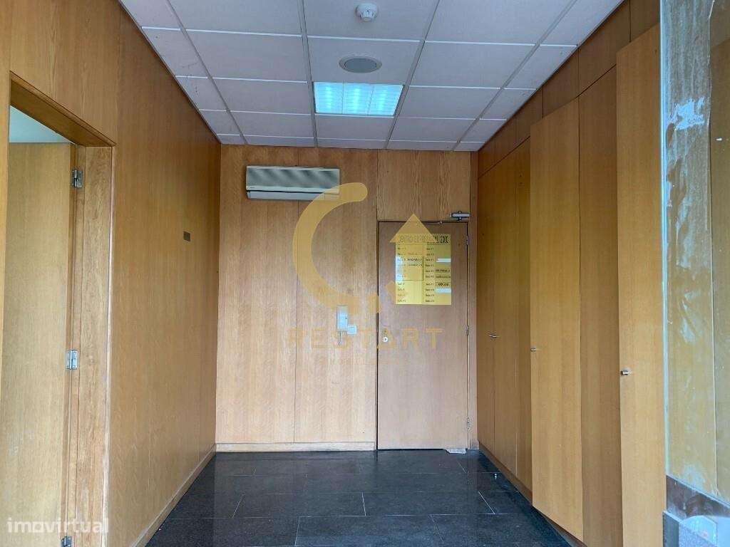 Escritórios com recepção, 20 salas/gabinetes, garagem e espaço exterio - Grande imagem: 3/49