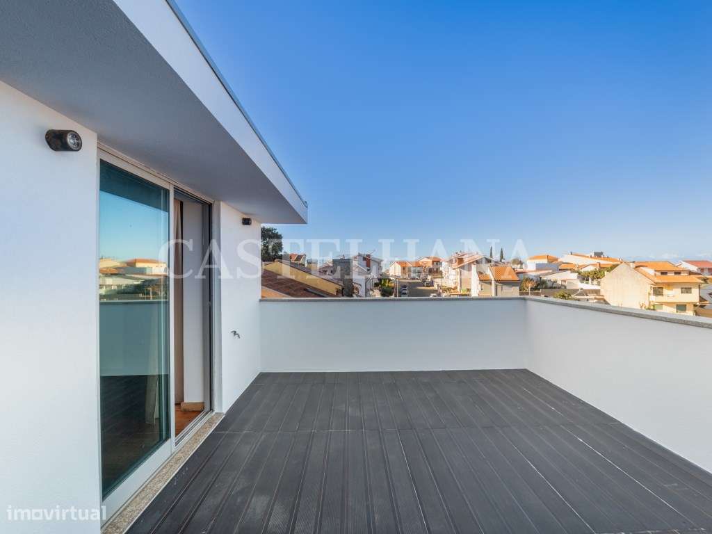 Moradia T4+1 com jardim, terraços e garagem privada, próxima a Mari...-8