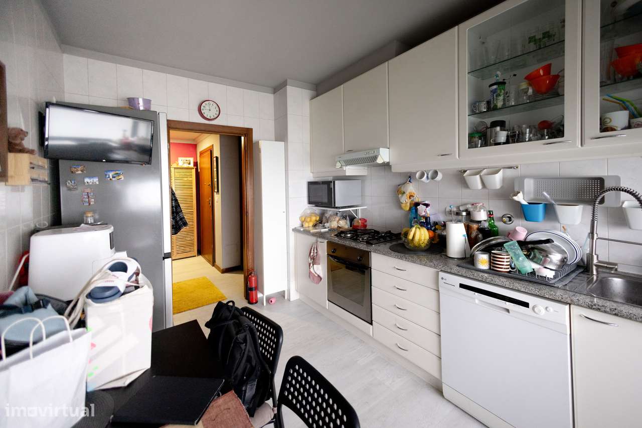 Magnífico T2, com 2 lugares de garagem, junto ao Mira Maia Shopping-8