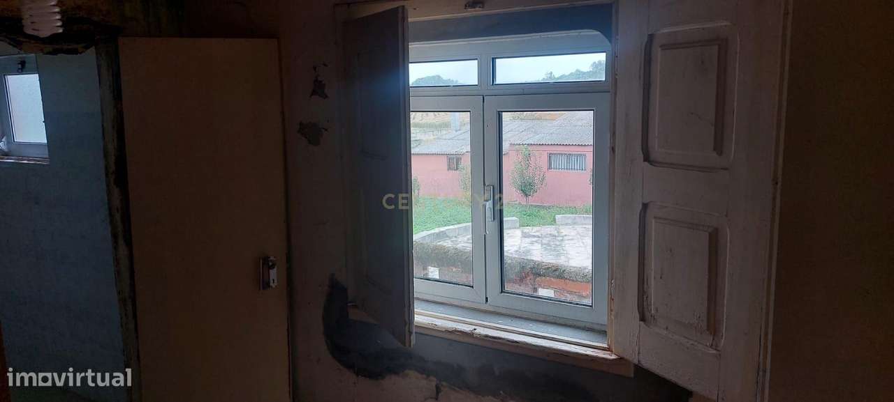 Moradia antiga para recuperar com terreno - Grande imagem: 5/10