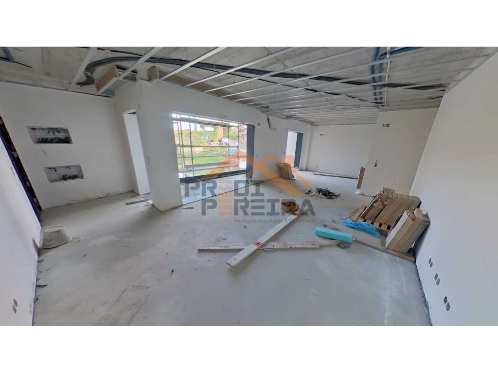 Apartamento T2, localizado em Santo António dos Cavaleiros. - Grande imagem: 4/20