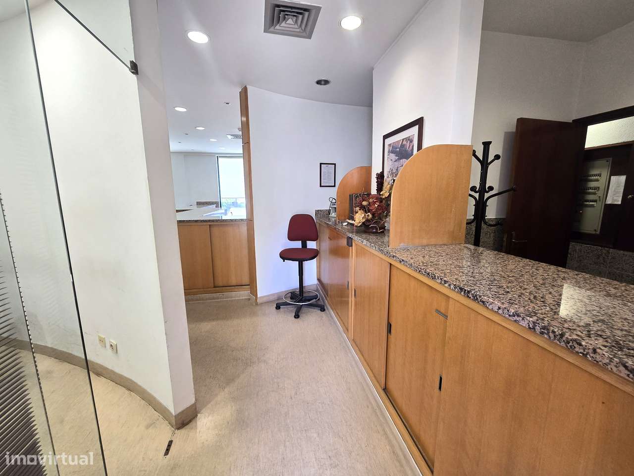 Espaço Comercial Versátil com 222m² – Excelência em Setúbal-17