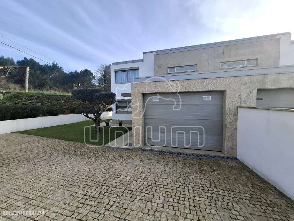 Fabulosa Moradia Geminada T3 com Jardim-31