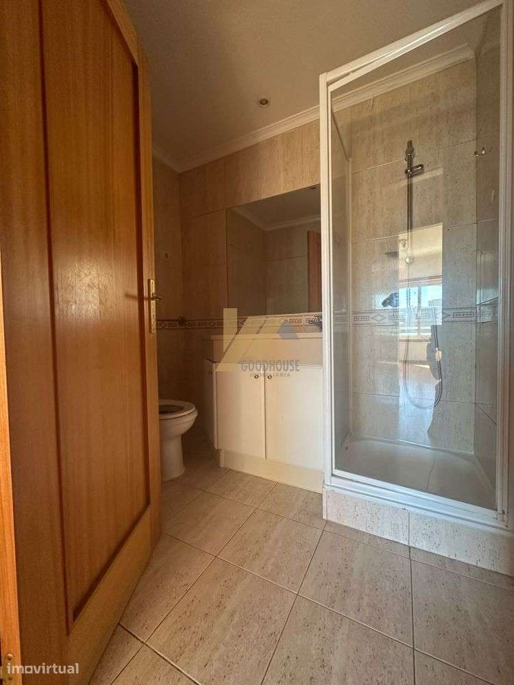 Apartamento T2+1 com varanda e dois lugares de garagem-10