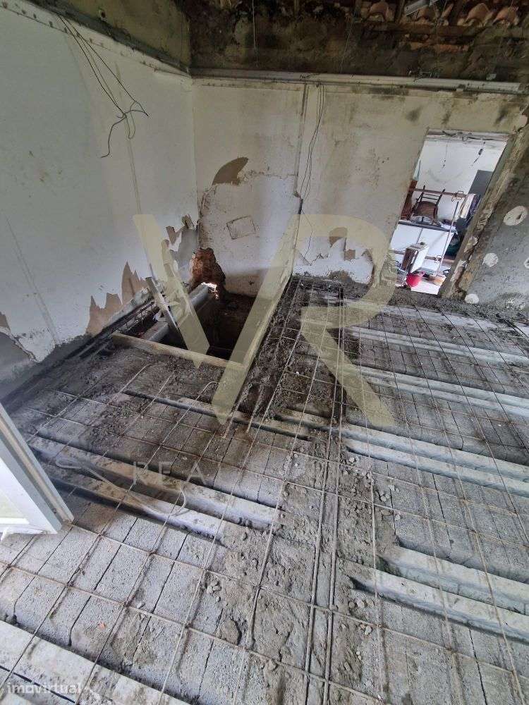 Moradia para Remodelação com Terreno Generoso em Ourém-17