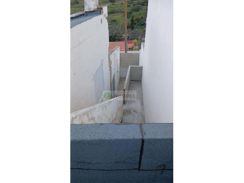 Moradia térrea T2 em remodelação com garagem, pátios e horta, Odele...-25