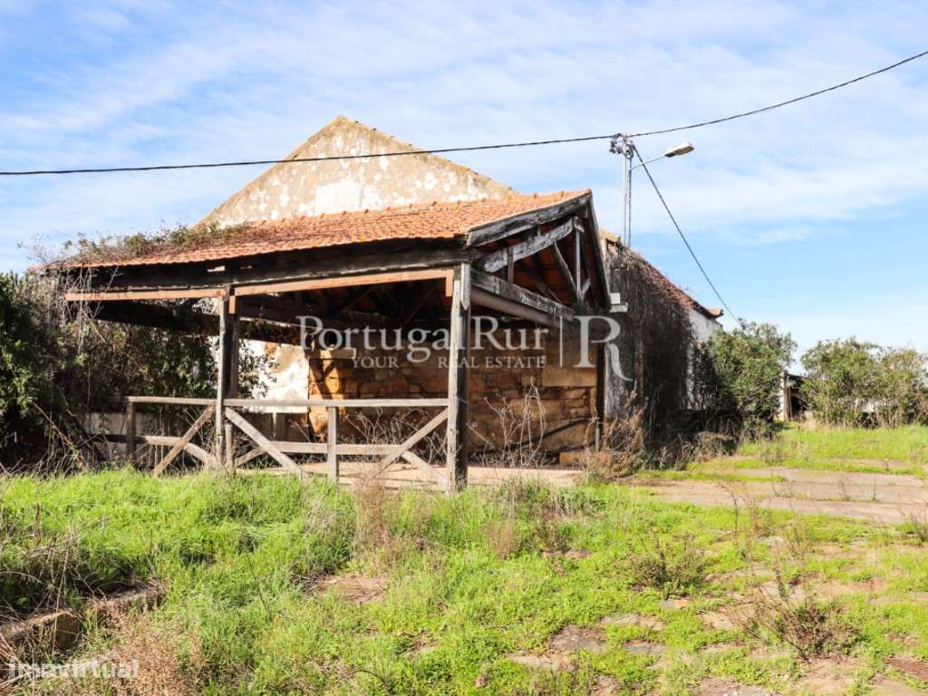 Quinta com casa de habitação T5 e diversas construções-20