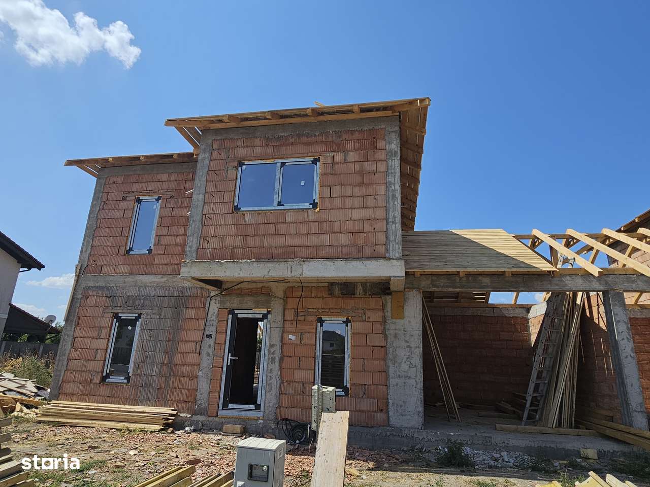 Duplex despartit prin garaj P+E  si la dor 100 ml de drumul principal-0