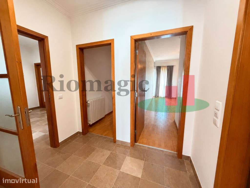 Apartamento T3 com Excelentes Áreas, Varandas e Garagem em Rio Maior-8