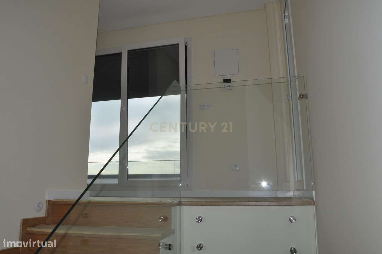 Moradia T4+1 Contemporânea com Piscina-29