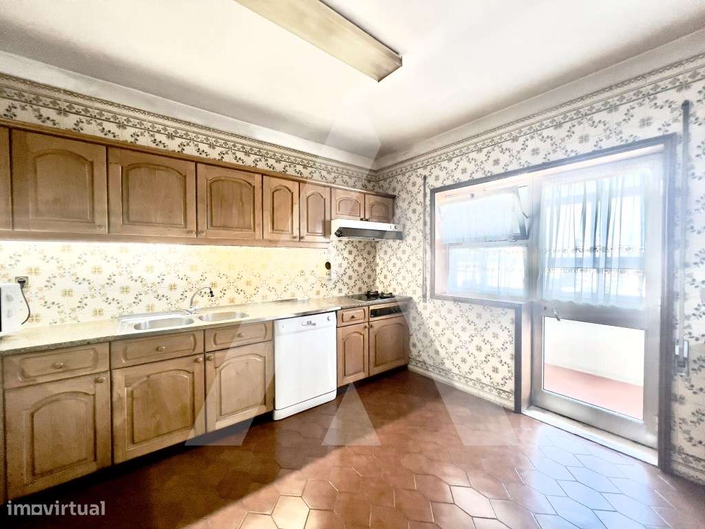 Apartamento T4 Duplex no centro de São João da Madeira-11