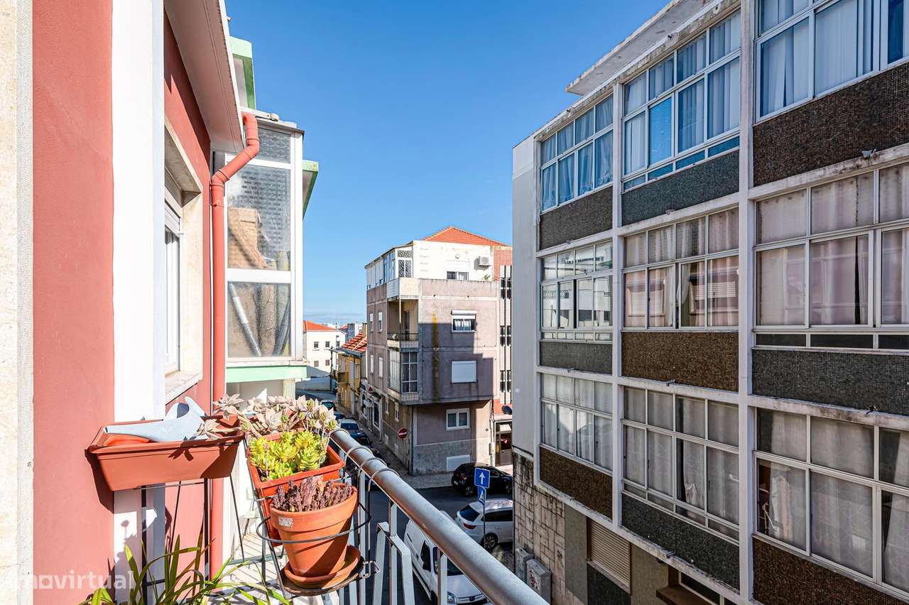 T2+1 Dúplex Remodelado com 4 Varandas e Vista Cristo Rei – Almada-31