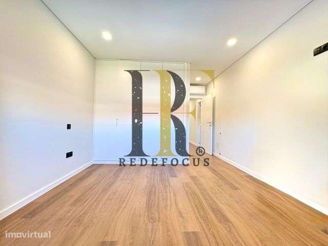 Moradia T4 de Luxo com Piscina e Jardim em Esmoriz-28