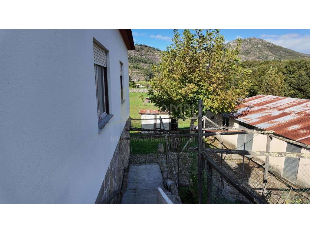 Moradia T2 em Vilar de Mouros, inserida em terreno com 3113m2-19