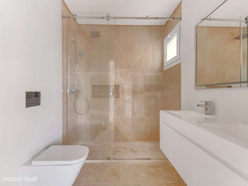 Apartamento T4 com Varanda junto à praia com vista Mar-13