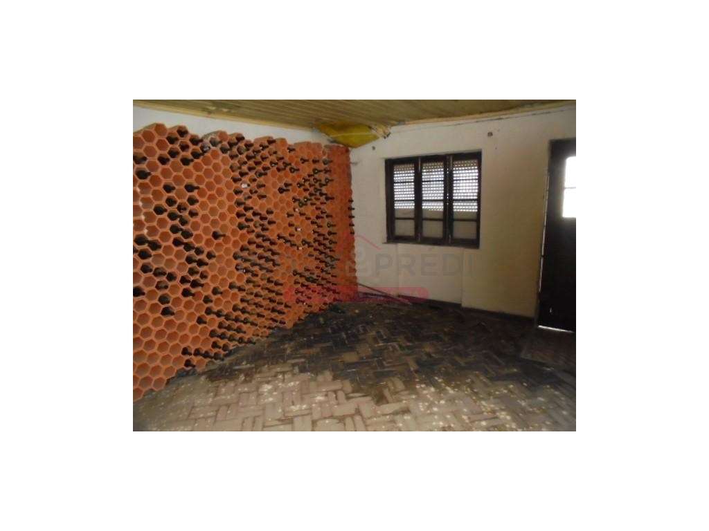 Moradia T3 com quintal P/ recuperar - Eixo - Aveiro - Grande imagem: 2/29