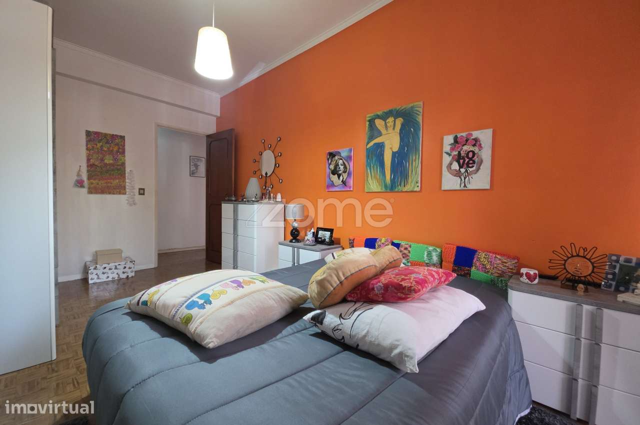 Excelente apartamento T2, situado num 1.º andar, na Buraca-14