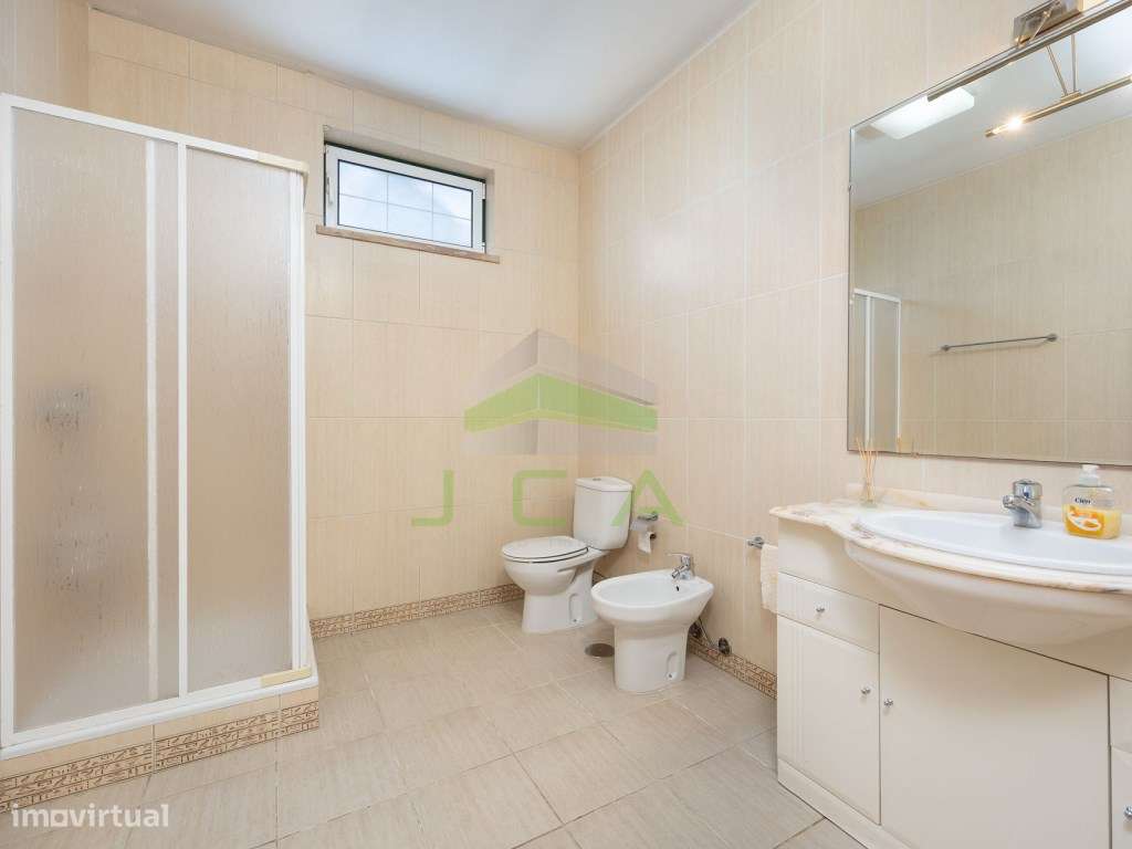 Moradia V4 com piscina e terreno-34