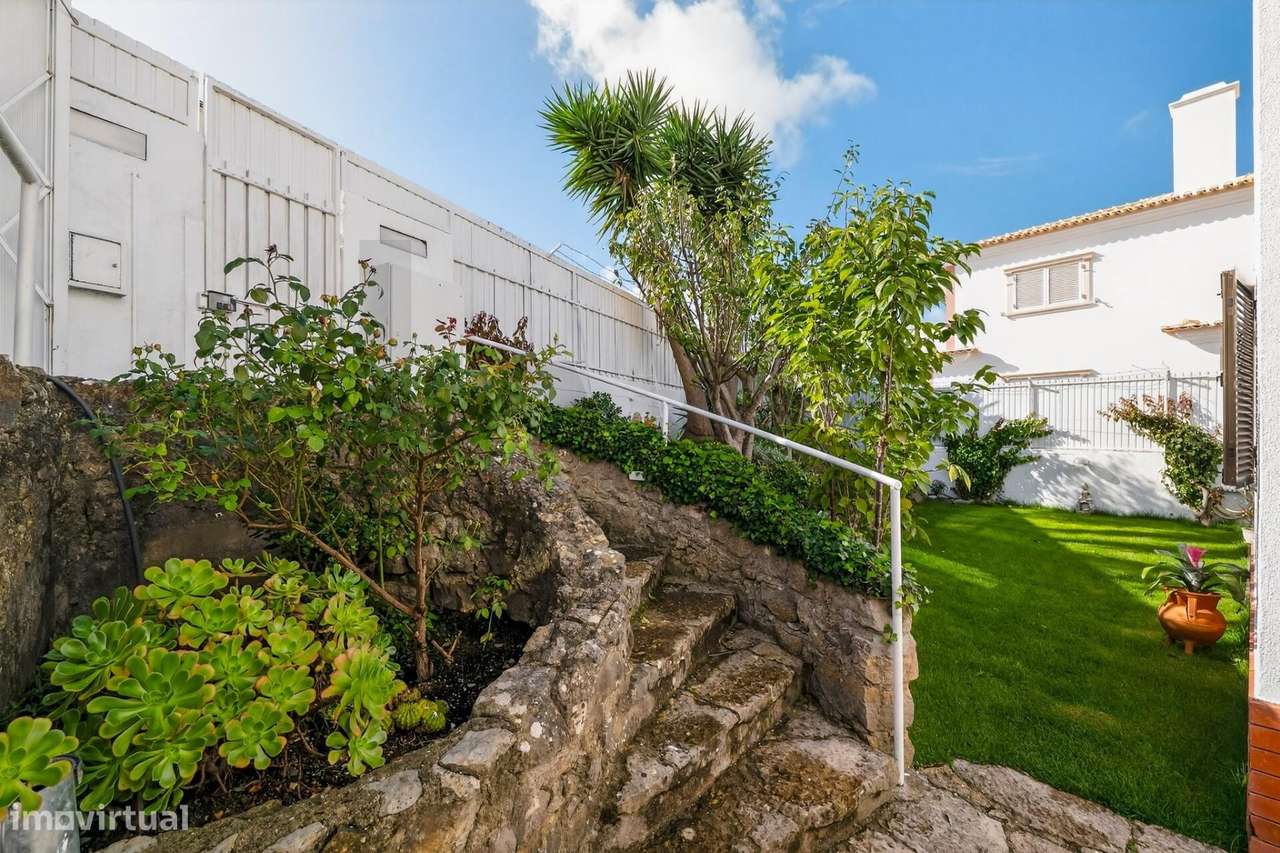 Moradia T4+1 com Piscina Coberta, Jardim e Churrasqueira em Alcoitão,-44